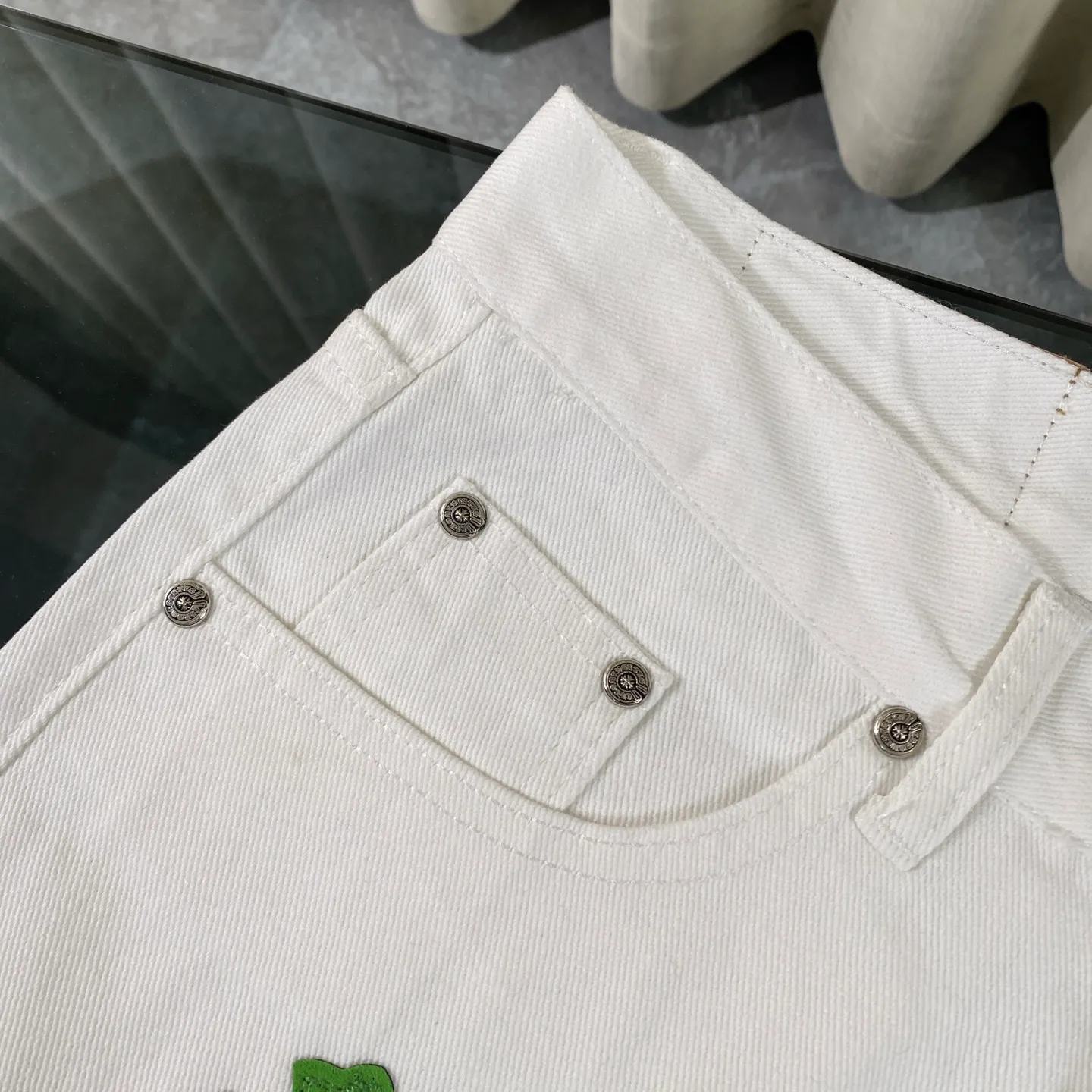 P240 chrome hearts Chrome Hearts 2025 new London limited apple green cross patch leather white jeans vi Top heavy industry fashionable design] Consistent high street luxury style creation. Speaking of this style, the Zangyin family and GU family are definitely the leading representative brands. Especially the Zangyin family has really achieved a state-of-the-art effect in creating high street style. The unique washed material is used to create this style. The color system is quite eye-catching. After it is decorated with patchwork cross flowers, it cleverly highlights the charm of the brand. Secondly, this style uses classic The classic high-waist cutting design highlights the long legs and fashionable temperament of the upper body. The brand is highly recognizable and the slim fit configuration is more suitable for daily wear. It is a product that interprets personality, fashion, and specifications at a glance. This single product is enough to make any fan excited. It can be a white T-shirt for youthful preppy style, or a tight suspender for lady style. It has strong matching ability and can be easily controlled by men.  [Materials and craftsmanship] Needless to say, this point goes without saying. As an excellent craftsman brand, Zangyin’s requirements for details and craftsmanship are really perfect. The washed color of this model has gone through so many processes, not to mention the embellishment of denim appliques. It is also purely hand-made and sewn. Just like what they believe in, only hand-made things have soul and have the meaning of wear. A top-notch heavy-duty fashionable denim item, I look forward to your perfect interpretation! !  Size:28-34